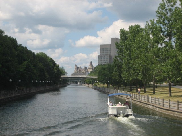 rideaucanalenteringottowa.jpg